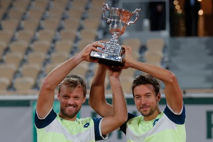 Kevin Krawietz (izquierda) volvió a ser campeón del torneo de dobles en Roland Garros junto con Andreas Mies