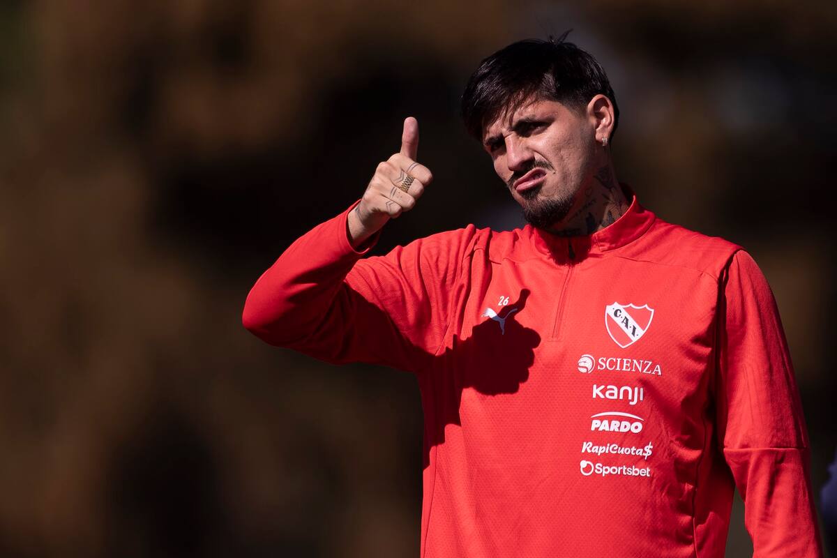 Kevin Lomónaco, distendido, le hace un gesto al fotógrafo en un entrenamiento de Independiente