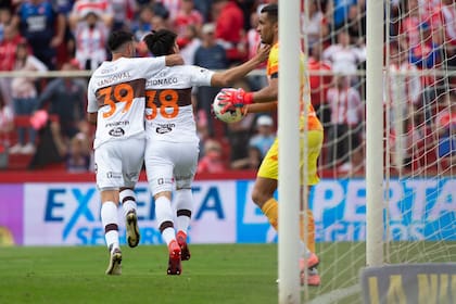 Kevin Lomónaco festeja el segundo gol de Platense ante Unión, en Santa Fe; ya regresó a Lanús