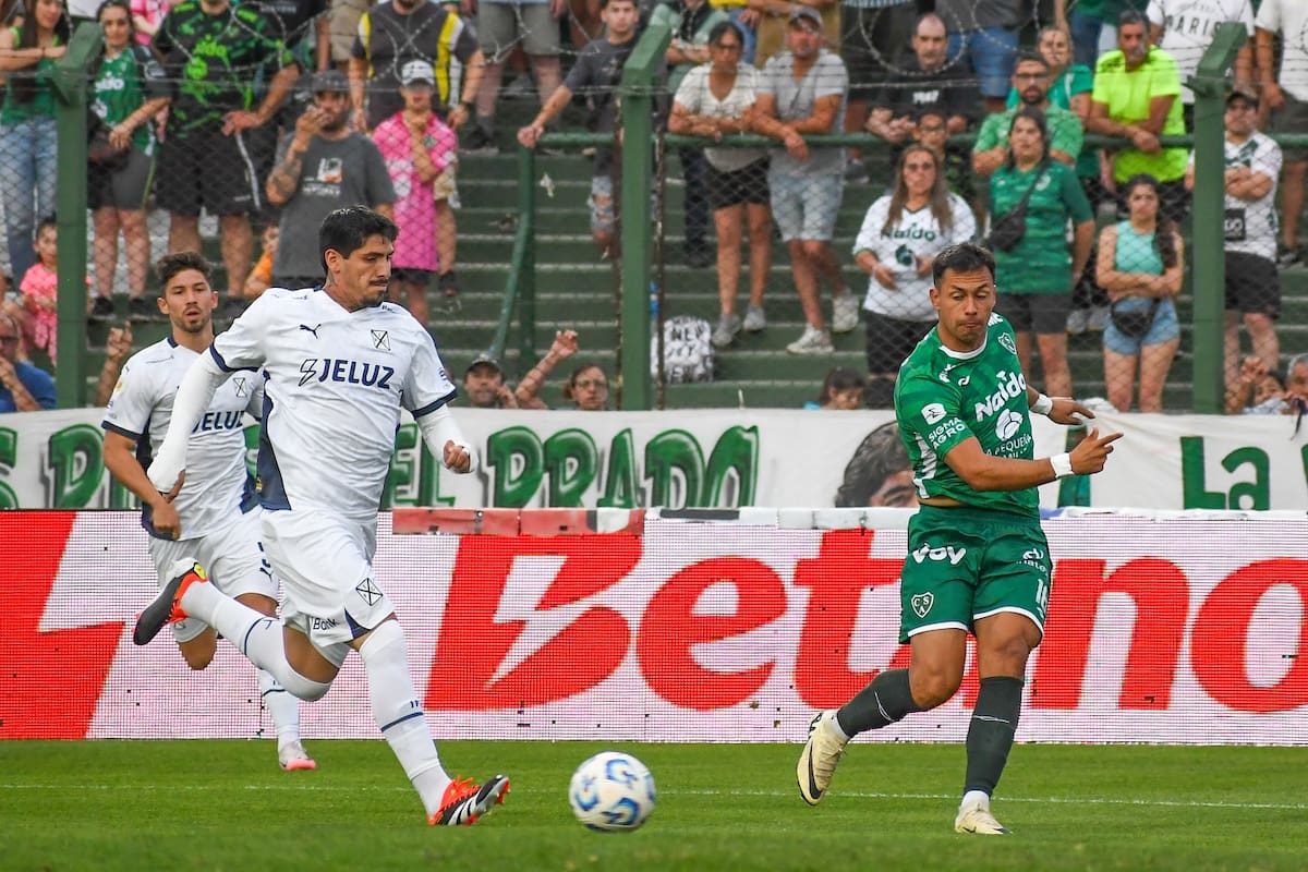 Kevin Lomónaco trata de cerrar ante el centro de Iván Morales
