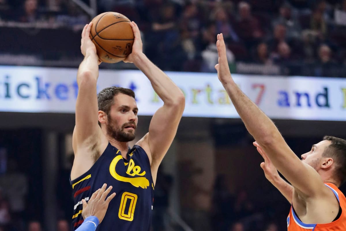 Kevin Love de Cleveland Cavaliers frente a los Oklahoma City Thunder