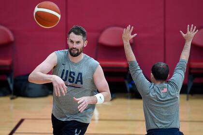 Kevin Love participa en los entrenamientos de la selección de básquetbol de hombres de Estados Unidos para los Juegos Olímpicos, el miércoles 7 de julio de 2021, en Las Vegas. (AP Foto/John Locher)