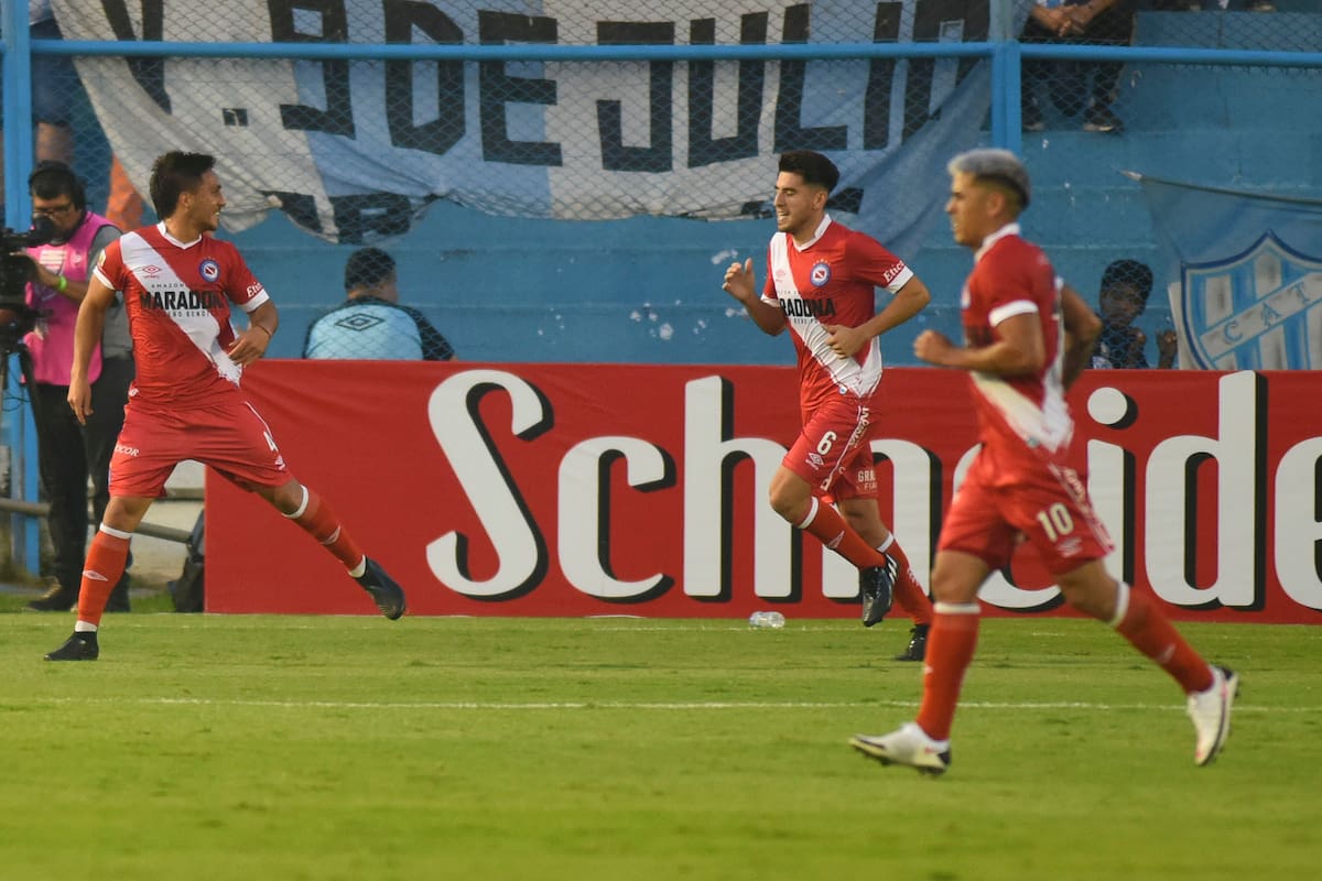 Kevin Mac Allister festeja su gol de cabeza, el transitorio 2-0 de Argentinos ante Atlético, en Tucumán; lo acompañan Lucas Villalba (6) y Gabriel Florentín (10)