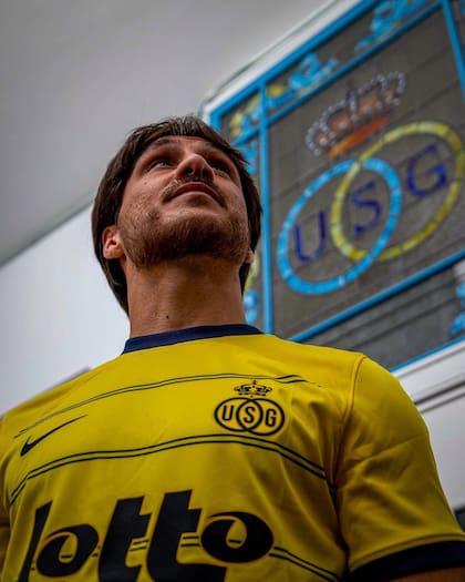 Kevin Mac Allister posando con la camiseta del Union Saint-Gilloise