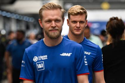 Kevin Magnussen y Mick Schumacher en sus días compartidos en Haas: el danés correrá a partir de ahora con la presión de una posible suspensión por una fecha; el alemán ensayará con Mercedes en Silverstone.