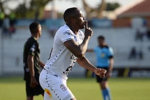 Kevin Mina marcó el gol del empate y le pide silencio a los hinchas de su equipo, Deportivo Real Santa Cruz