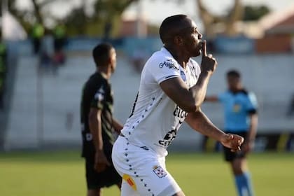 Kevin Mina marcó el gol del empate y le pide silencio a los hinchas de su equipo, Deportivo Real Santa Cruz