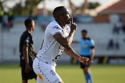 Kevin Mina marcó el gol del empate y le pide silencio a los hinchas de su equipo, Deportivo Real Santa Cruz