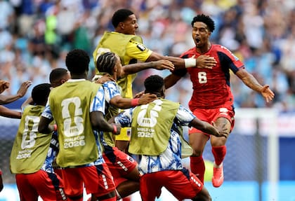 Kevin Pina en la celebración del gol ante Uruguay.