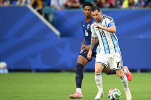 A la selección le tomó unos minutos dominar el juego, pero ya manda en el partido, con una multitud a favor
