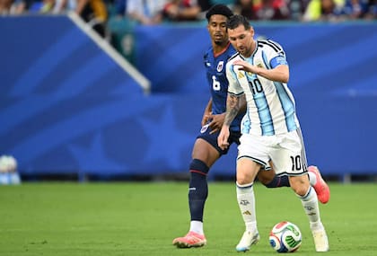 Kevin Pina persigue a Lionel Messi