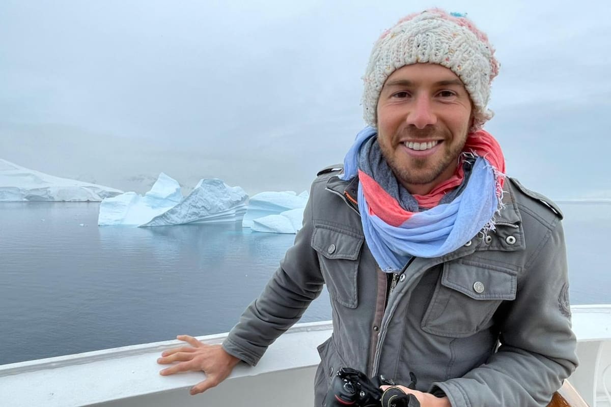 Kevin Saslavchik tienen 31 años y hace 8 años que navega por el mundo como director de crucero, uno de los cargos más altos e importantes a bordo