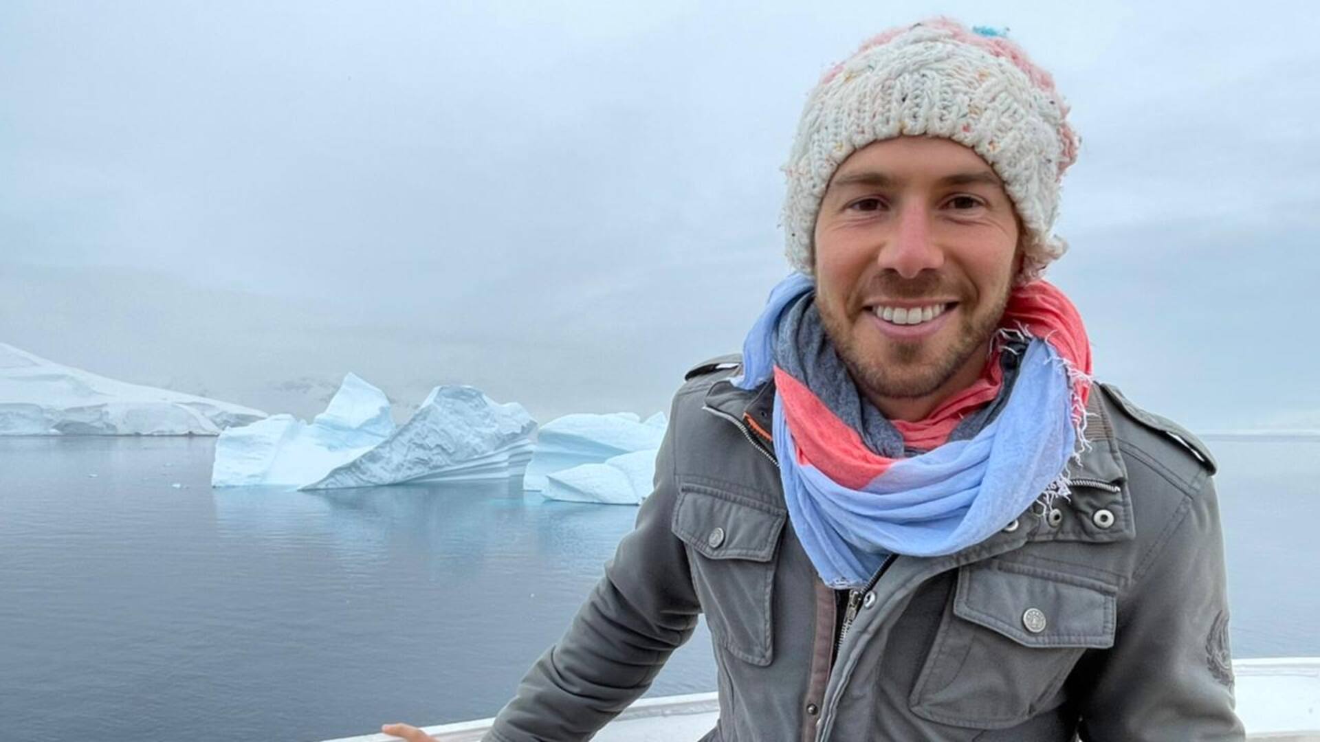 Kevin Saslavchik tienen 31 años y hace 8 años que navega por el mundo como director de crucero, uno de los cargos más altos e importantes a bordo