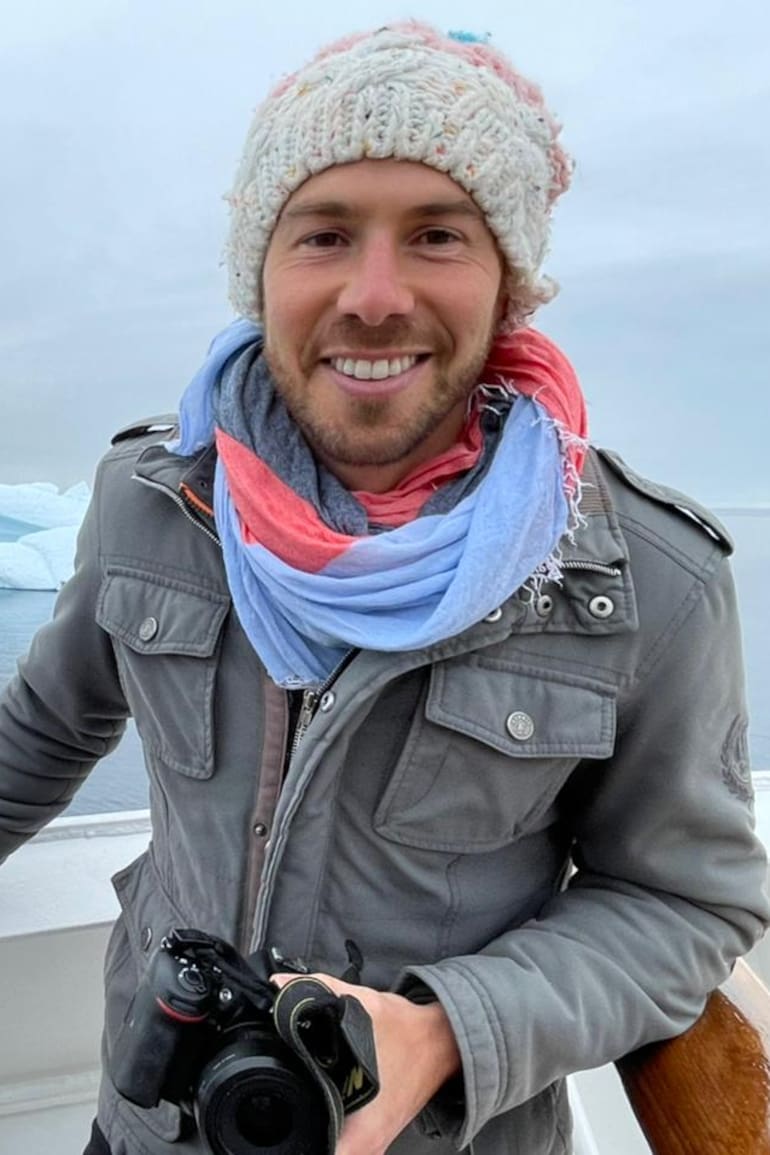 Kevin Saslavchik tienen 31 años y hace 8 años que navega por el mundo como director de crucero, uno de los cargos más altos e importantes a bordo