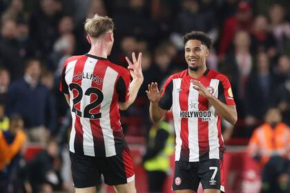 Kevin Schade del Brentford celebra tras anotar el cuarto gol de su equipo en el encuentro ante el Leicester de la Liga Premier el sábado 30 de noviembre del 2024. (Steven Paston/PA via AP)
