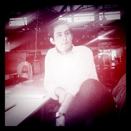 Kevin Systrom bajo el filtro de su propia aplicación, Instagram