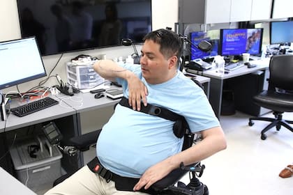 Kevin Thomas tiene varios chips en su cerebro, conectados a una computadora que le permiten recuperar el tacto y el control sobre su mano