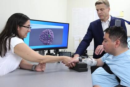 Kevin Thomas tiene varios chips en su cerebro, conectados a una computadora que le permiten recuperar el tacto y el control sobre su mano