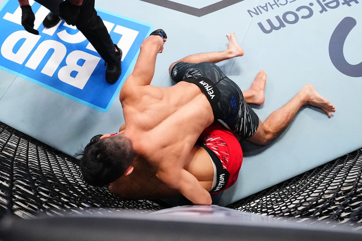 Kevin Vallejos demolió a SeungWoo Choi en su debut en UFC Vegas 104. (Photo by Chris Unger/Zuffa LLC)