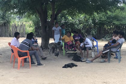 Kevin vive con sus papás, su abuela y sus nueve hermanos. Algunos ya formaron familia y tienen sus casas desparramadas en el mismo terreno. Comparten las comidas y las reuniones.
