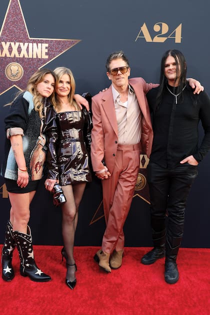 Kevin y Kyra, casados desde hace 36 años, en la première de Maxxxine en el Teatro Chino de Hollywood y rodeados por sus hijos Sosie y Travis.