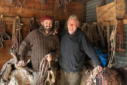Kevin y Leslie Hewlett en el monturero de la estancia