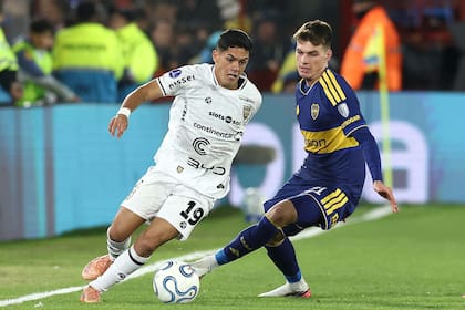 Kevin Zenón, en la disputa de la pelota ante Deportivo Recoleta, en el estadio de Huracán, por la Copa Sudamericana