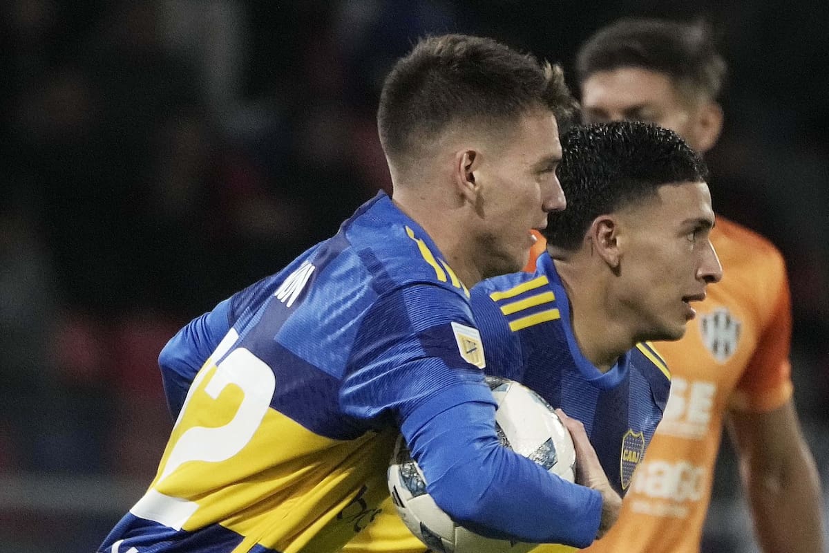 Kevin Zenón y Equi Fernández vuelven rápido a la mitad de la cancha tras el descuento del 1-2; Boca supo reaccionar a tiempo y ganó 4-2 en Santiago del Estero