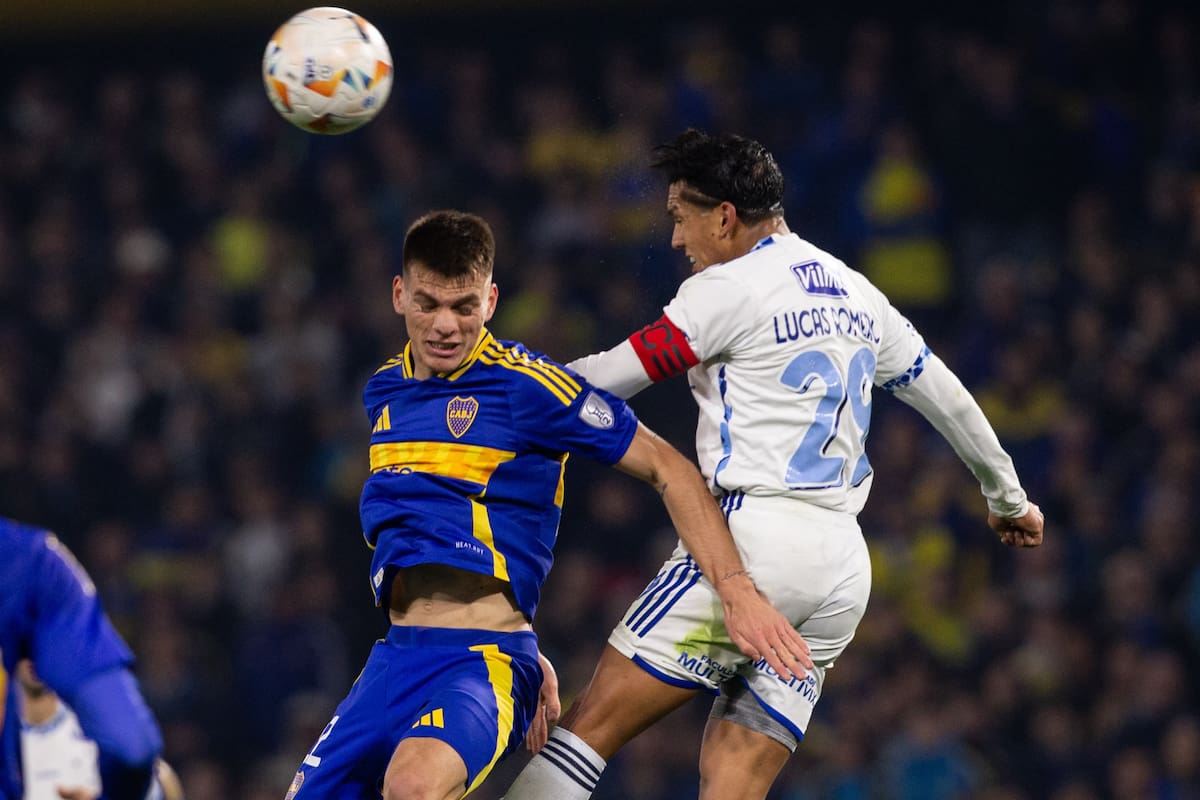 Kevin Zenón y Lucas Romero pugnan en las alturas en La Bombonera; ahora en Belo Horizonte, Boca defenderá su ventaja sobre Cruzeiro en el desquite de su cruce de octavos de final por Copa Sudamericana.