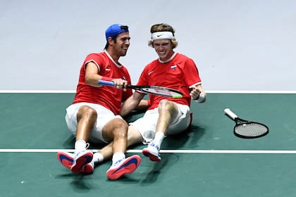 Khachanov y Rublev celebran después de ganar el dobles ante Serbia, por los cuartos de final.