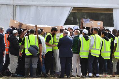Khalid y Hamza Mustafa fueron despedidos por cientos de personas