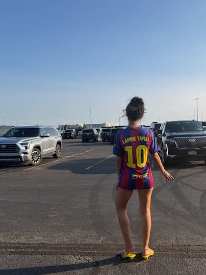 Khalifa, con la camiseta de Lamine Yamal de Barcelona