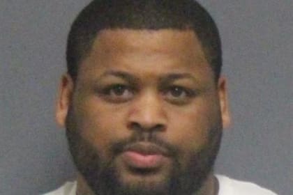 Khalil Nadir Rynes está acusado de estafar a familias en Carolina del Norte