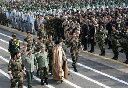 Khamenei camina junto a comandantes iraníes frente a miembros de la milicia Basij durante una reunión en Teherán el 26 de noviembre de 2007