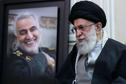 Khamenei, con la foto de Soleimani detrás