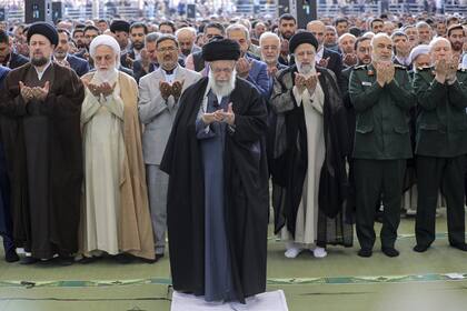 Khamenei reza durante el fin del último Ramadan