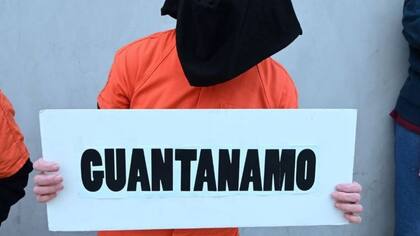 Khan leyó su testimonio ante un jurado de ocho oficiales militares estadounidenses