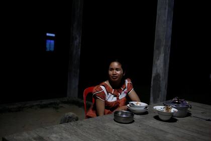 Khen Srey Touch, descansa después de la cena en su jardín en Kampong Speu,