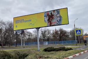 “Kherson, ciudad heroica“, dice el cartel de esta gran urbe del sur ucraniano
