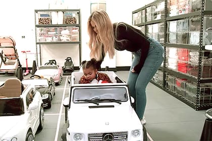 Khloé Kardashian abrió las puertas de su hogar y mostró el increíble garage con "mini estacionamiento" para su hija. Imagen: Netflix