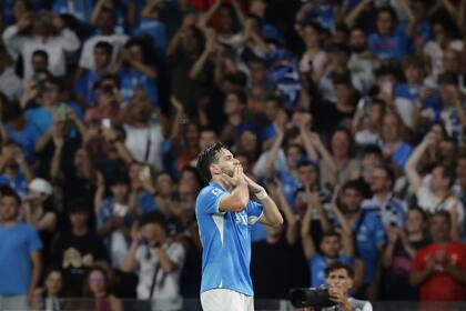 Khvicha Kvaratskhelia celebra tras anotar el segundo gol de Napoli en la victoria 3-0 ante Bologna en la Serie A, el domingo 25 de agosto de 2024