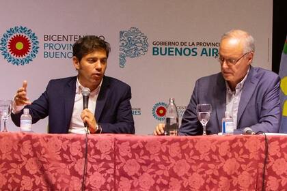 Axel Kicillof junto al ministro de Salud de la provincia de Buenos Aires, Daniel Gollán, esta mañana cuando informó sobre el ofrecimiento de médicos que realizó Cuba