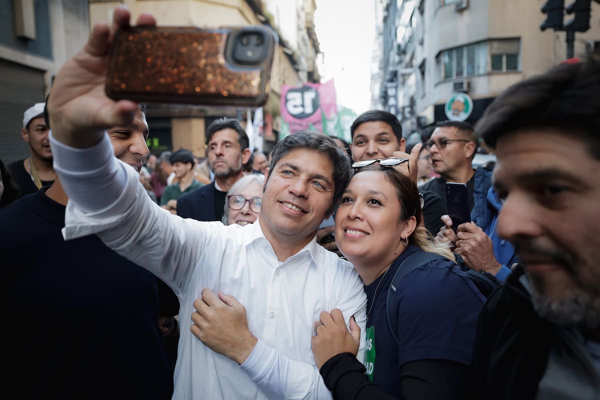 Kicillof, a pura selfie en la marcha