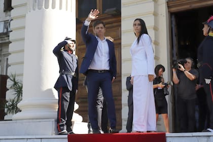 El gobernador llegó a la Legislatura acompañado por su esposa, Soledad Querehilac