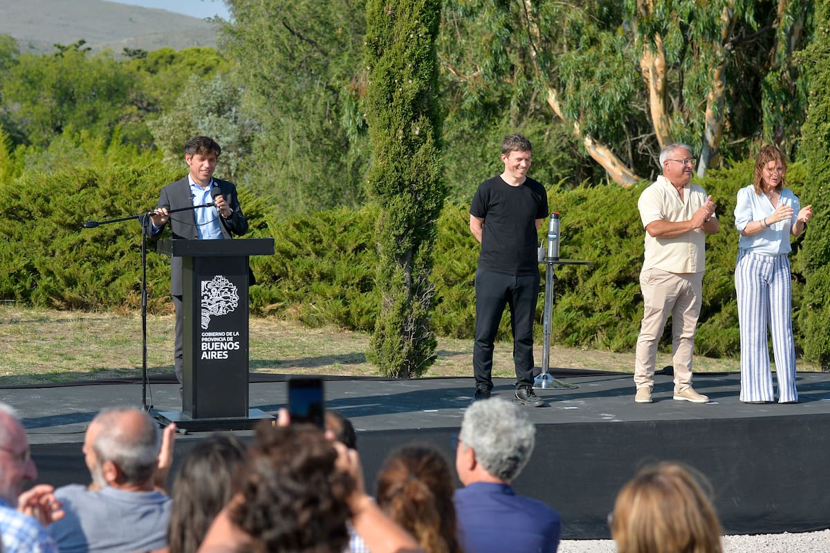 Kicillof, ayer, en Sierra de la Ventana, con el ministro Costa, el intendente Bordoni y la titular del Instituto Cultural, Saintout