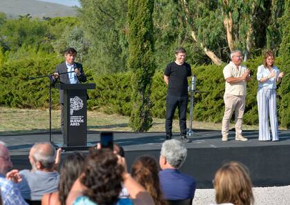 Kicillof, ayer, en Sierra de la Ventana, con el ministro Costa, el intendente Bordoni y la titular del Instituto Cultural, Saintout