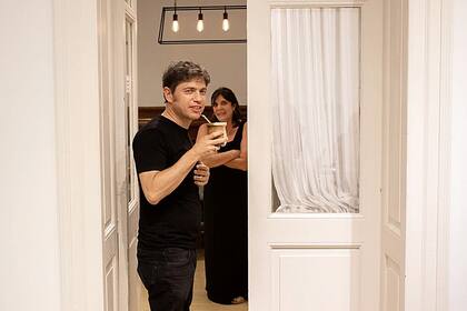 Kicillof ayer, en un momento de distensión, en el despacho de Teresa García