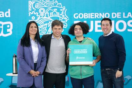Kicillof, con Correa y Nardini, en la entrega de netbooks de este lunes en Malvinas Argentinas