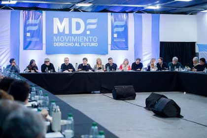 Kicillof con Intendentes y funcionarios de Derecho al Futuro, tras la asunción de Diego Santilli como Jefe de Gabiente de Nación.