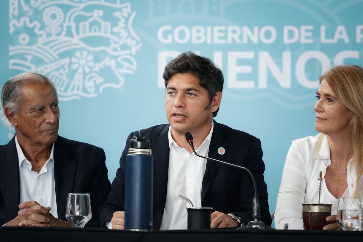 Kicillof, con Juan de Jesús (intendente de Mar Chiquita) y la vicegobernadora Verónica Magario, en Mar de Ajó